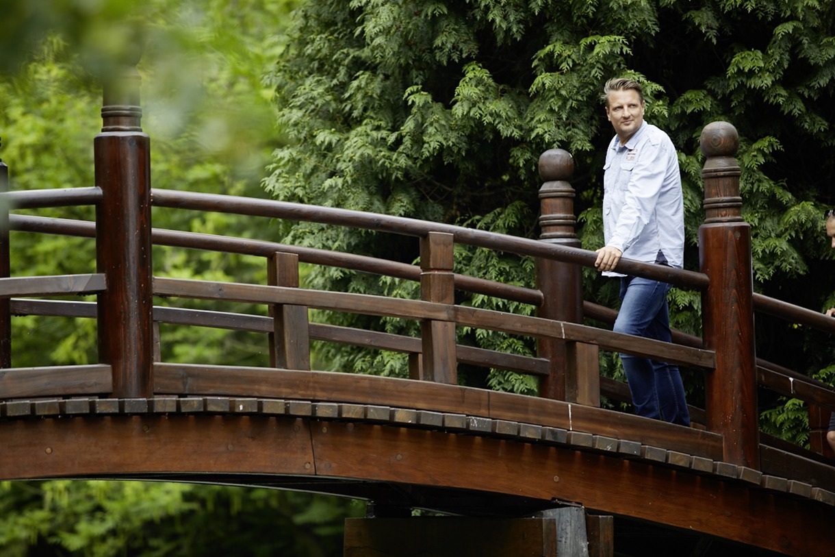 Tomasz, peritoneal dialysis patient from Poland, on a bridge