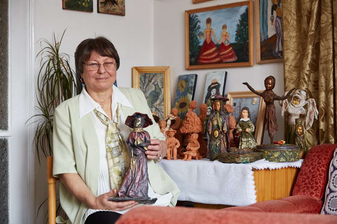 Gizella Laurencsik, dialysis patient, in her living room 